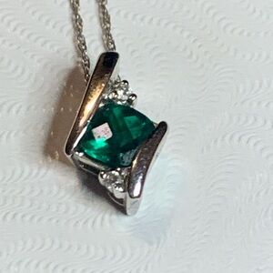 10kt White Gold Green Stone and Diamond Chip Pendant Necklace. Beautiful!